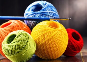 Esta peça de crochê protege o piso, decora o ambiente e vende fácil