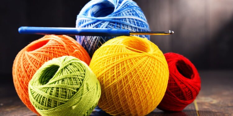 Esta peça de crochê protege o piso, decora o ambiente e vende fácil