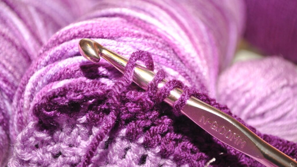 Esta peça de crochê protege o piso, decora o ambiente e vende fácil