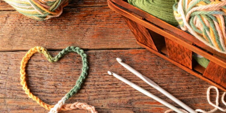 Essa peça de crochê valoriza a decoração da mesa e evita que a toalha suje fácil