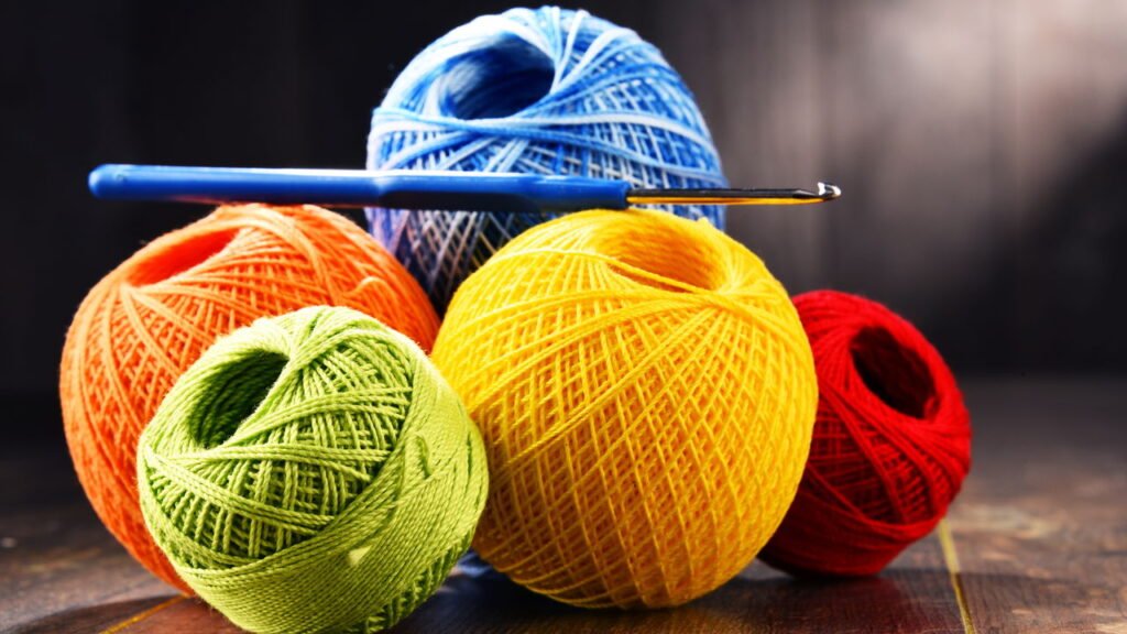 Essa peça de crochê valoriza a decoração da mesa e evita que a toalha suje fácil