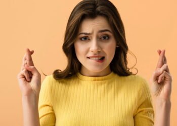 O que significa quando alguém cruza os dedos, as mãos ou segundo os braços na frente do corpo, a psicologia