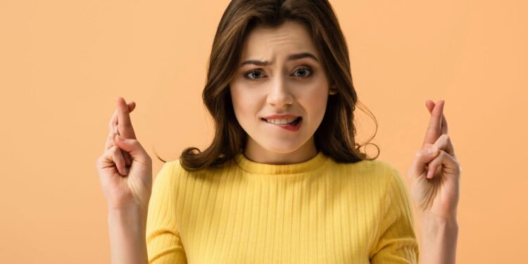 O que significa quando alguém cruza os dedos, as mãos ou segundo os braços na frente do corpo, a psicologia