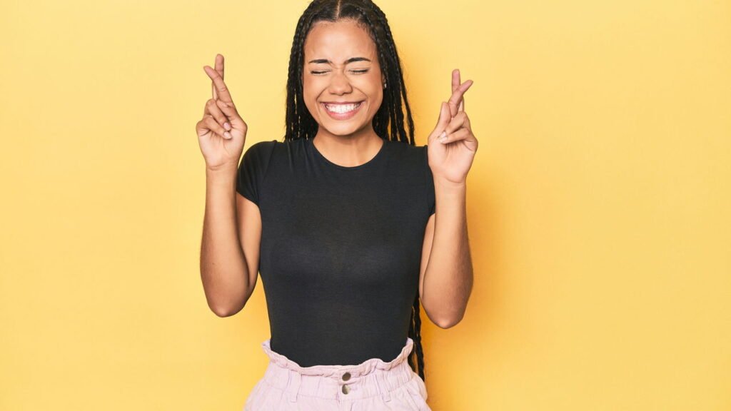 O que significa quando alguém cruza os dedos, as mãos ou segundo os braços na frente do corpo, a psicologia