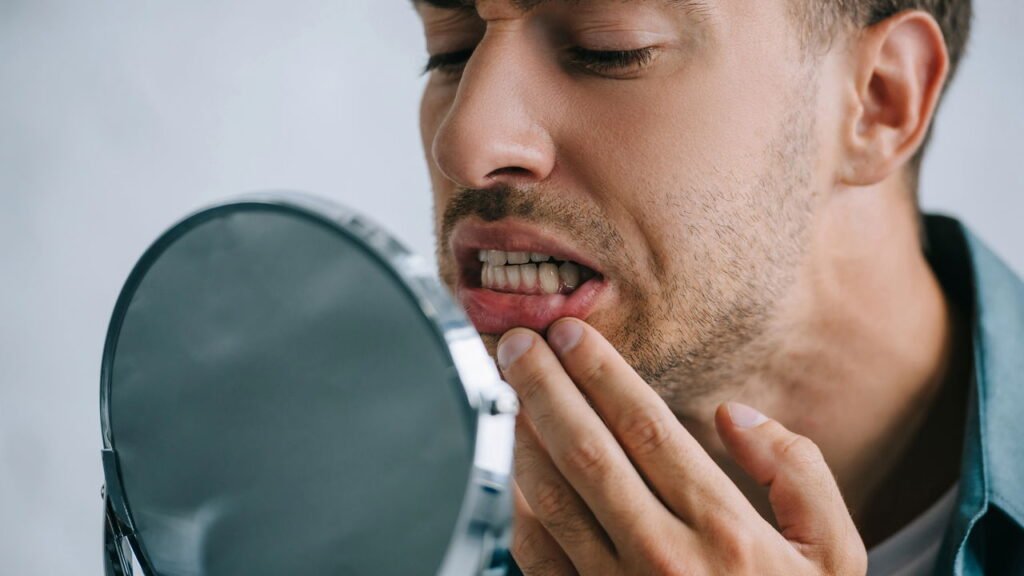 Essa atividade comum pode ser a razão pela qual seus dentes estão ficando amarelos — mas é fácil de consertar