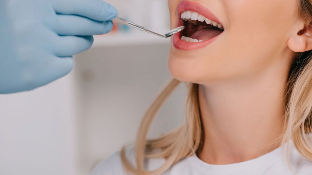 O que significa sonhar com dentes caindo segundo a psicologia