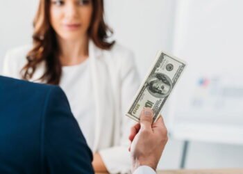 5 erros que as pessoas cometem ao falar sobre dinheiro com entes queridos, segundo um especialista em etiqueta