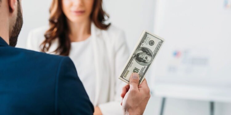 5 erros que as pessoas cometem ao falar sobre dinheiro com entes queridos, segundo um especialista em etiqueta