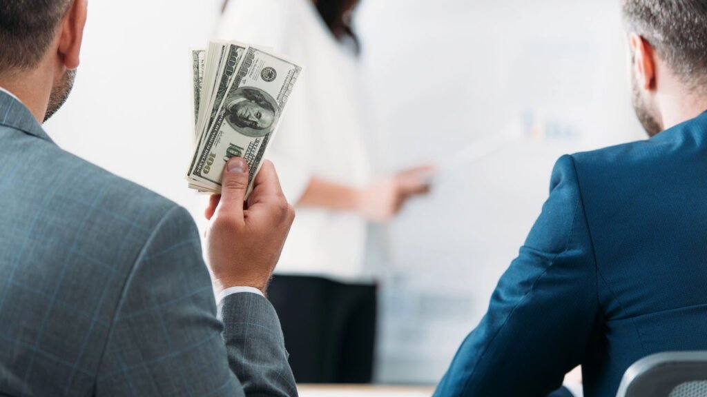 5 erros que as pessoas cometem ao falar sobre dinheiro com entes queridos, segundo um especialista em etiqueta