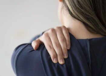 Dor e rigidez no ombro após os 40 podem ser sinal de ombro travado