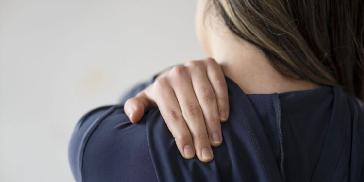 Dor e rigidez no ombro após os 40 podem ser sinal de ombro travado