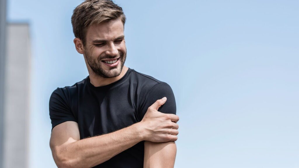 Dor e rigidez no ombro após os 40 podem ser sinal de ombro travado