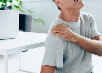 O desconforto no ombro ao deitar pode melhorar com uma mudança no jeito de dormir