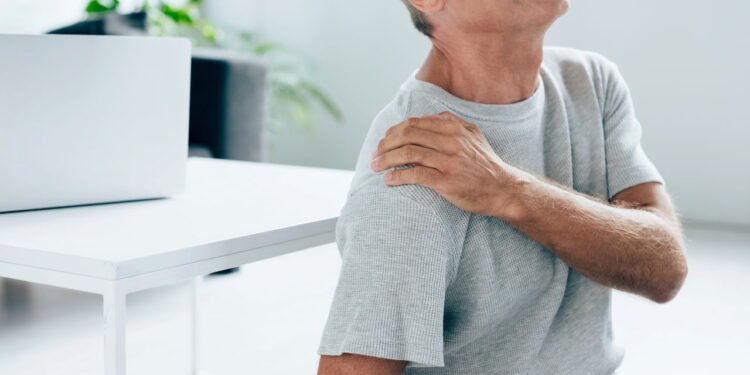 O desconforto no ombro ao deitar pode melhorar com uma mudança no jeito de dormir