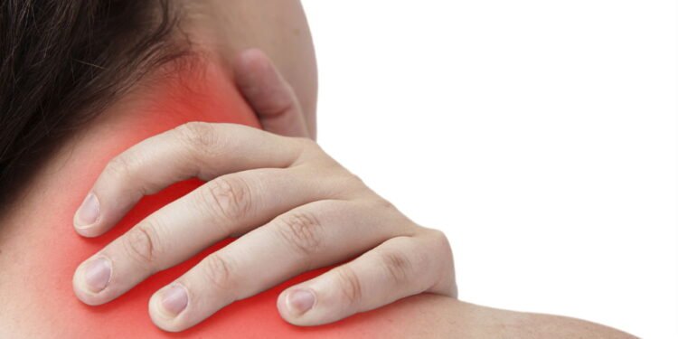 Se a dor no pescoço desce para o braço, é hora de procurar um médico