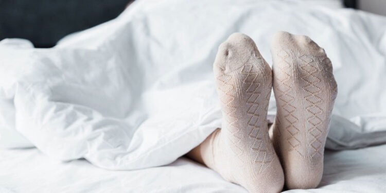 Dormir de meia - Créditos: depositphotos.com / AllaSerebrina