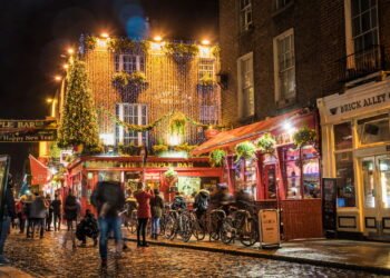 Essa cidade europeia tem cerveja famosa, castelo e até parque com festival de flores