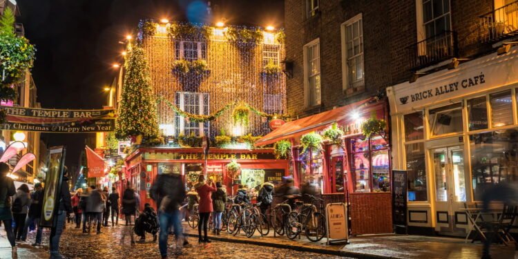 Essa cidade europeia tem cerveja famosa, castelo e até parque com festival de flores