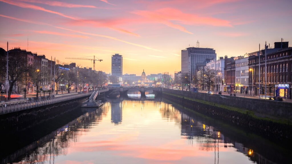 Essa cidade europeia tem cerveja famosa, castelo e até parque com festival de flores