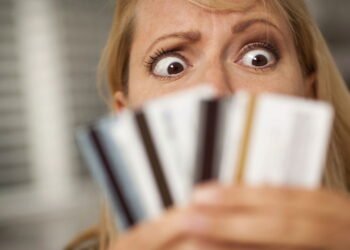 O que significa quando uma pessoa vive endividada com todos?