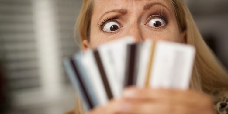 O que significa quando uma pessoa vive endividada com todos?