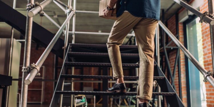 Veja quantos lances de escada por dia você precisa subir para melhorar sua saúde