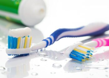 Por que algumas escovas de dente têm cerdas coloridas no meio