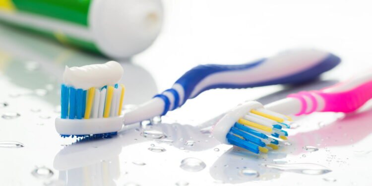 Por que algumas escovas de dente têm cerdas coloridas no meio