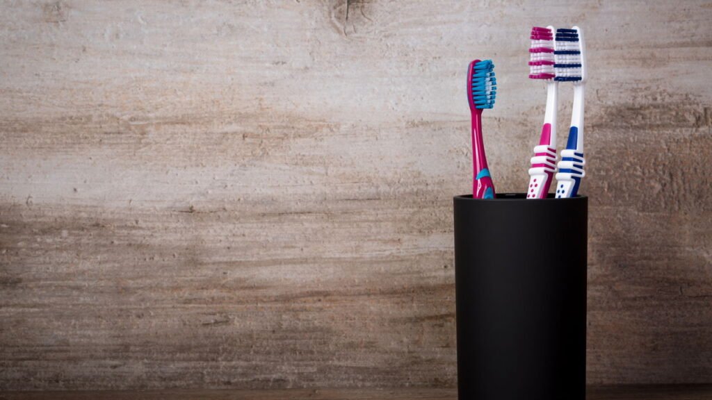 Por que algumas escovas de dente têm cerdas coloridas no meio