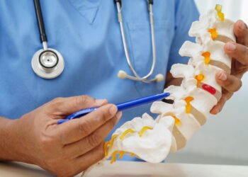 Essa condição na lombar atinge muita gente depois dos 50 e atrapalha até pequenas tarefas