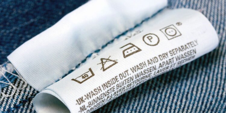 Etiqueta na roupa - Créditos: depositphotos.com / fotoall