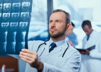 Microplásticos encontrados nas profundezas dos ossos humanos, alertam cientistas