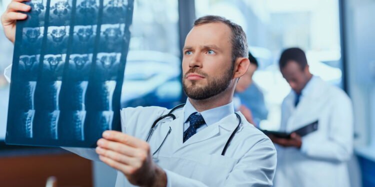 Microplásticos encontrados nas profundezas dos ossos humanos, alertam cientistas