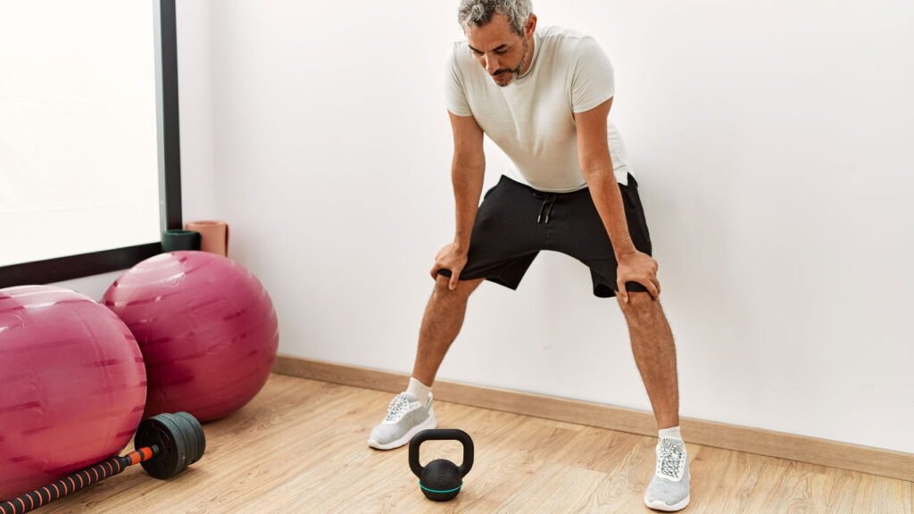 O exercício simples na parede que fortalece a postura e alivia dores no pescoço