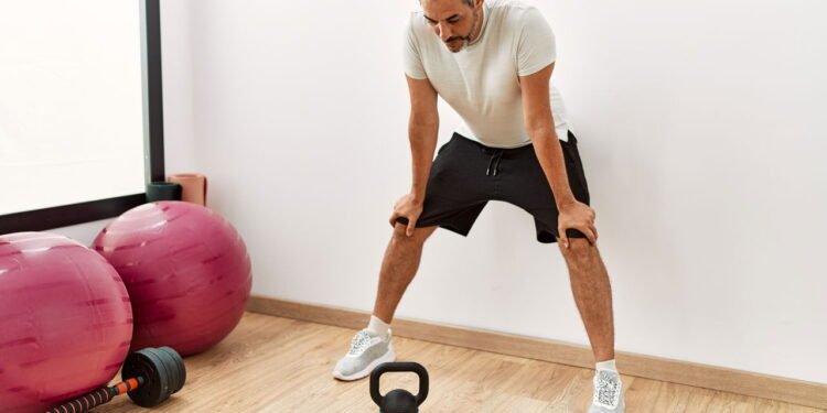 O exercício simples na parede que fortalece a postura e alivia dores no pescoço