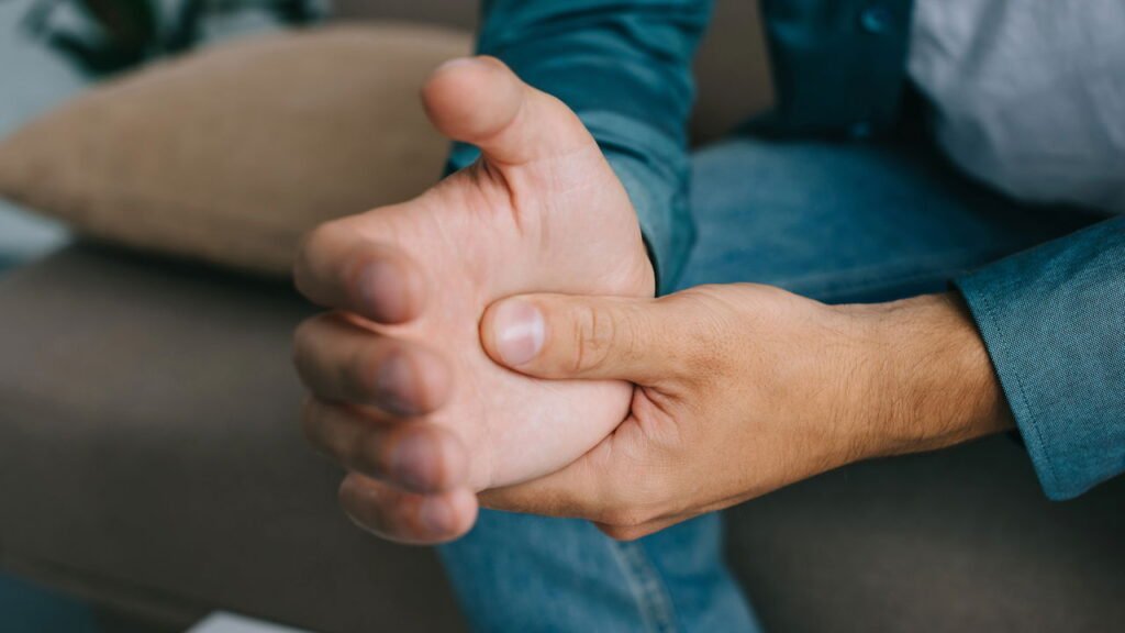 O que acontece no corpo quando estala os dedos?