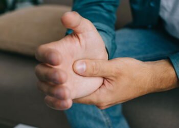 O que acontece no corpo quando estala os dedos?