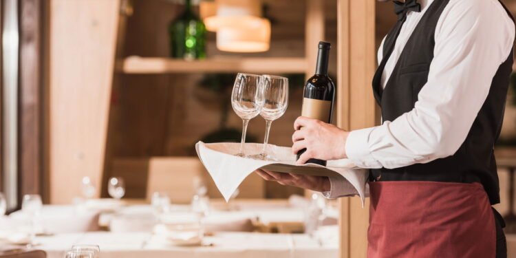 A psicologia explica o que significa ajudar o garçom a arrumar a mesa