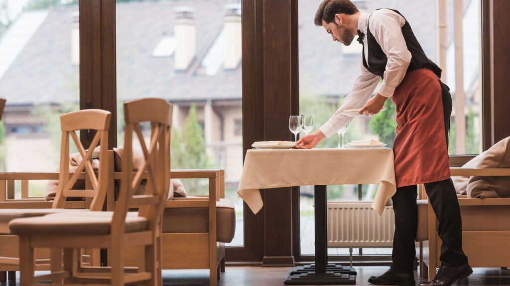 A psicologia explica o que significa ajudar o garçom a arrumar a mesa