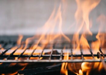 Qual é a finalidade de esfregar um pedaço de cenoura na grelha, segundo especialistas