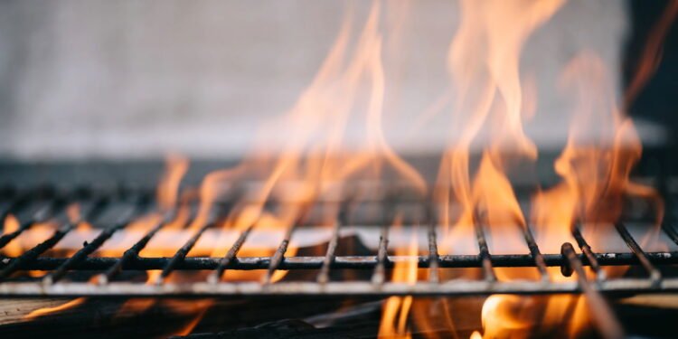 Qual é a finalidade de esfregar um pedaço de cenoura na grelha, segundo especialistas