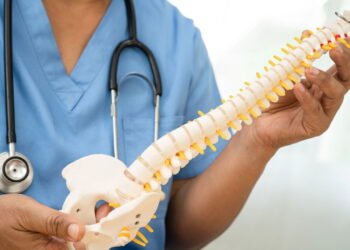 Dor que desce para a perna pode ser sinal de hérnia de disco lombar