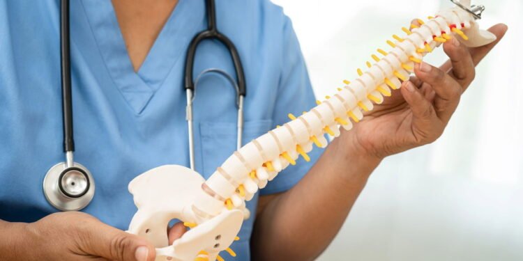 Dor que desce para a perna pode ser sinal de hérnia de disco lombar