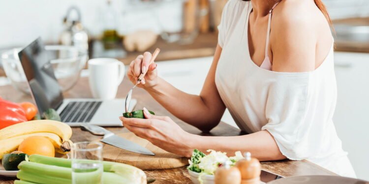 Coma comidas leves antes de pegar viagem - Créditos: depositphotos.com / VitalikRadko