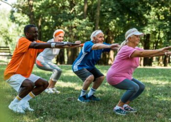 Mais de 60 anos? Este treino de força com um personal trainer manterá seus músculos fortes, seu equilíbrio estável e seu corpo livre de lesões.