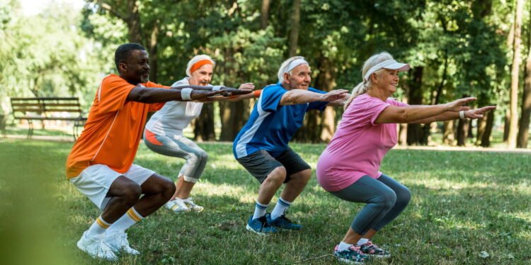 Mais de 60 anos? Este treino de força com um personal trainer manterá seus músculos fortes, seu equilíbrio estável e seu corpo livre de lesões.