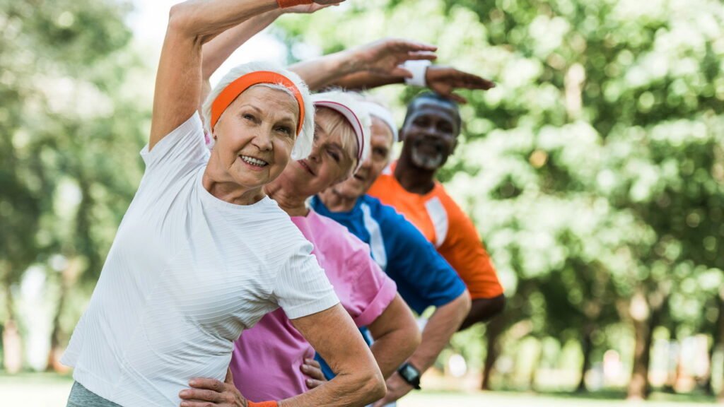 Mais de 60 anos? Este treino de força com um personal trainer manterá seus músculos fortes, seu equilíbrio estável e seu corpo livre de lesões.