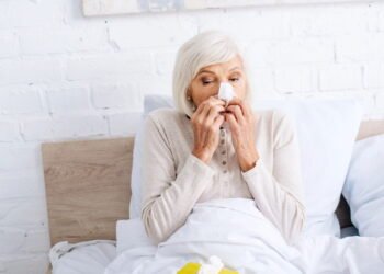 Estudo revela o motivo da gripe ser mais grave em idosos