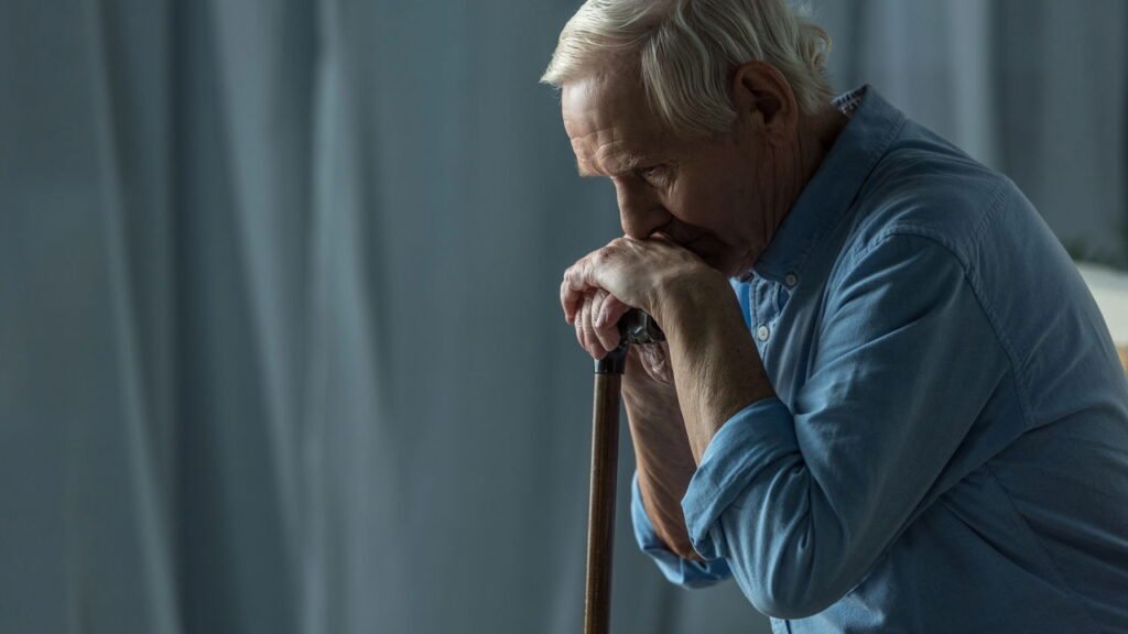 A bebida popular que faz mal aos ossos com mais de 60 anos, segundo médicos