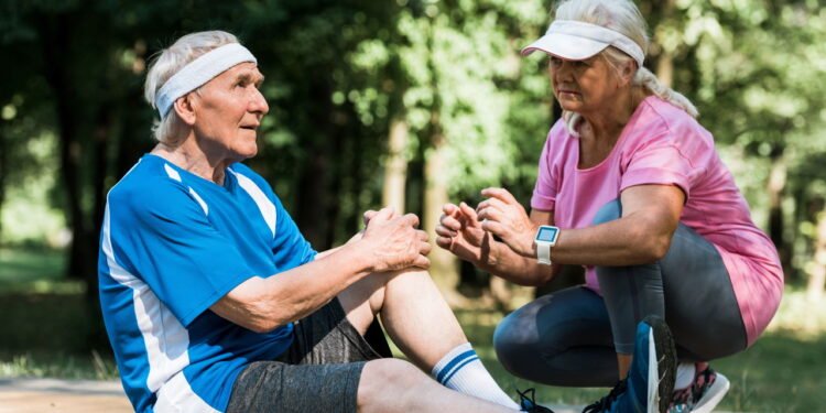 Por que seus joelhos dobram depois dos 50 e como fortalecê-los rapidamente